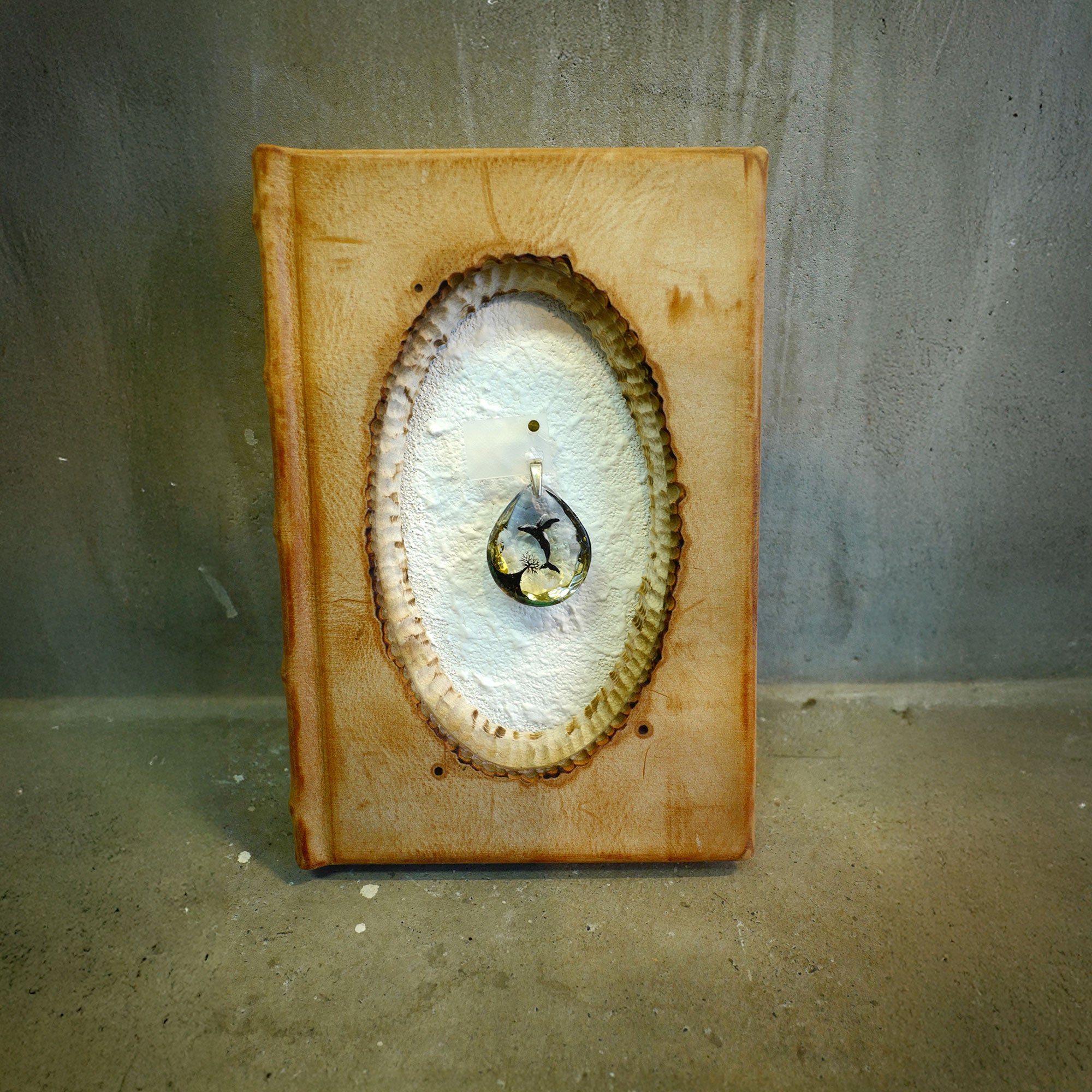 BORDER 01（鯨/樹）