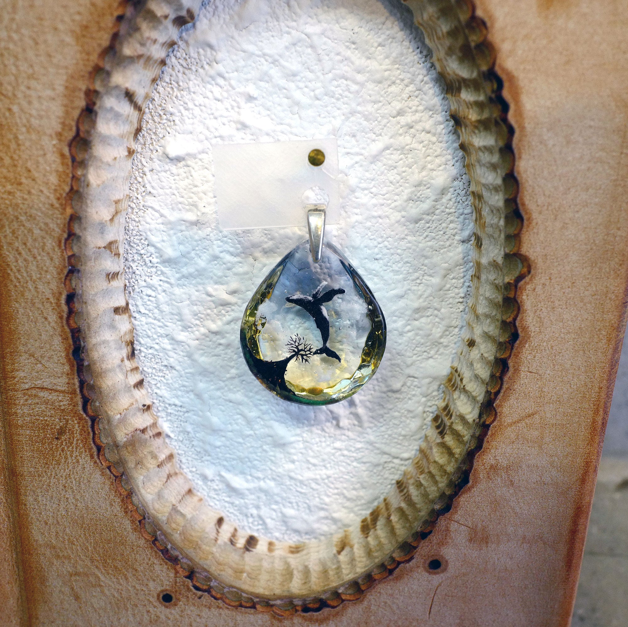 BORDER 01（鯨/樹）