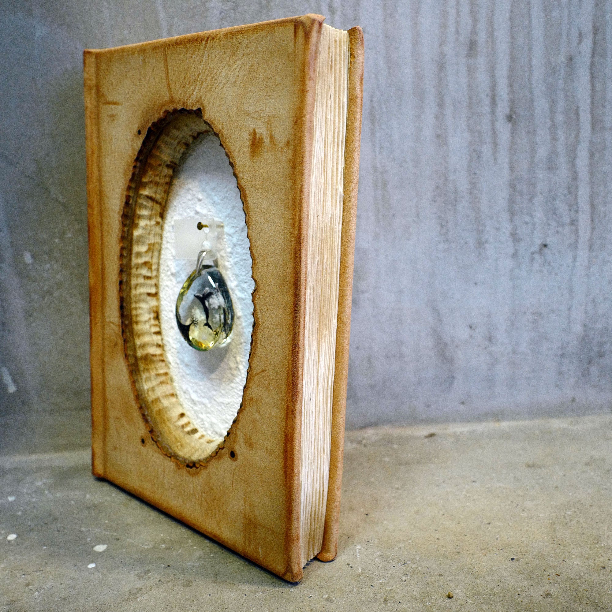 BORDER 01（鯨/樹）